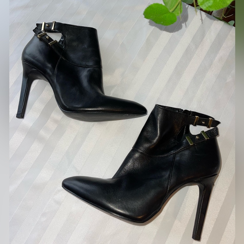 Guess black leather 3 1/2 inch heel stiletto boot